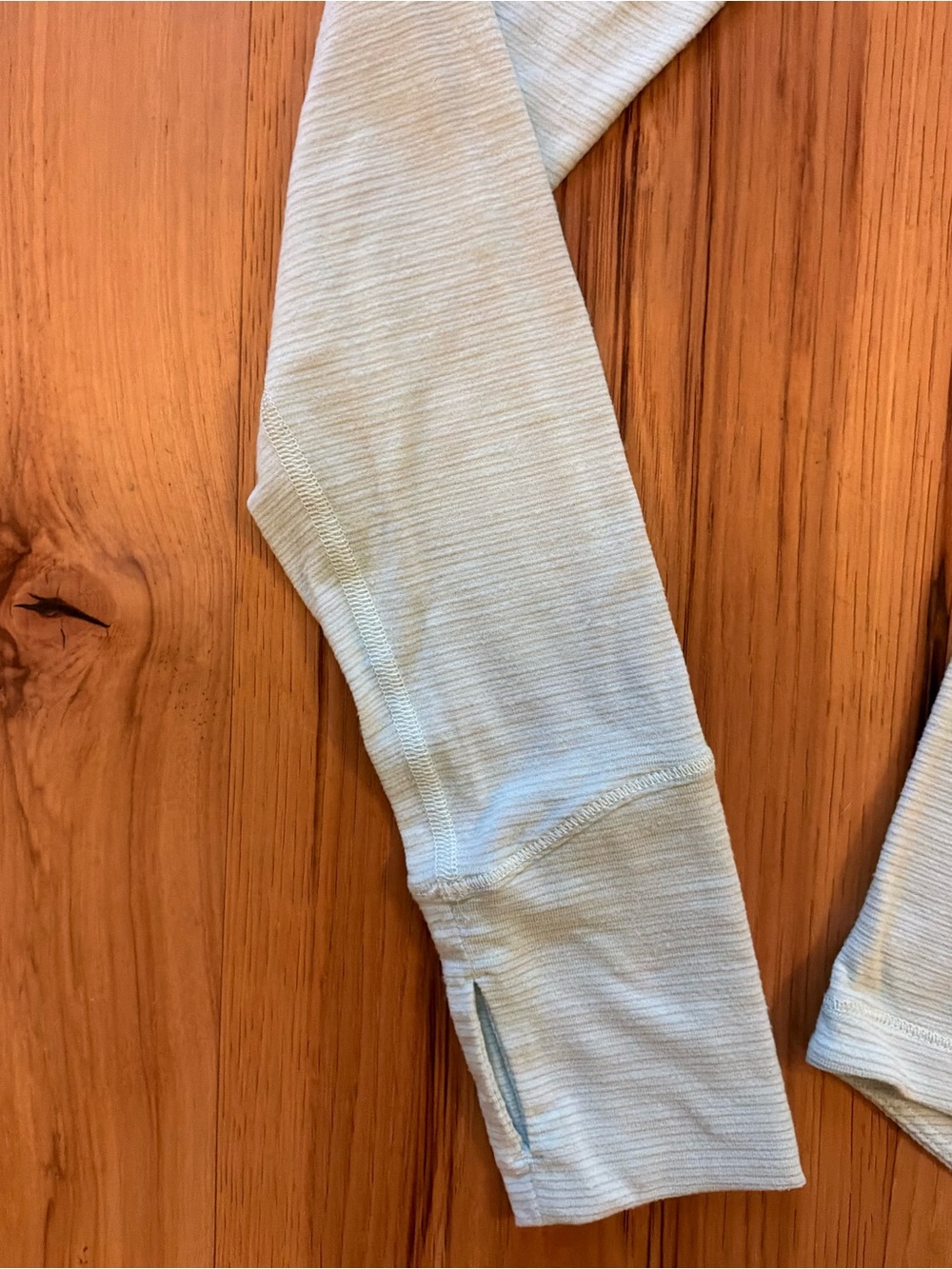 Lululemon Athletics Long-Sleeve V-Neck Top in Pale Sage, Size 4 - Picture 4 of 7